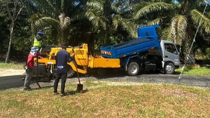Menaik taraf jalan dalam kampung