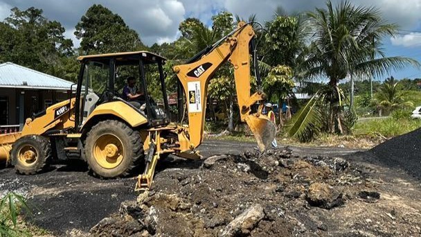 Menaik taraf jalan dalam kampung