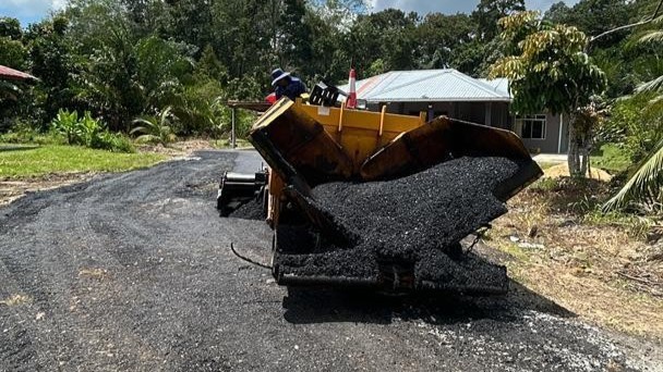 Menaik taraf jalan dalam kampung
