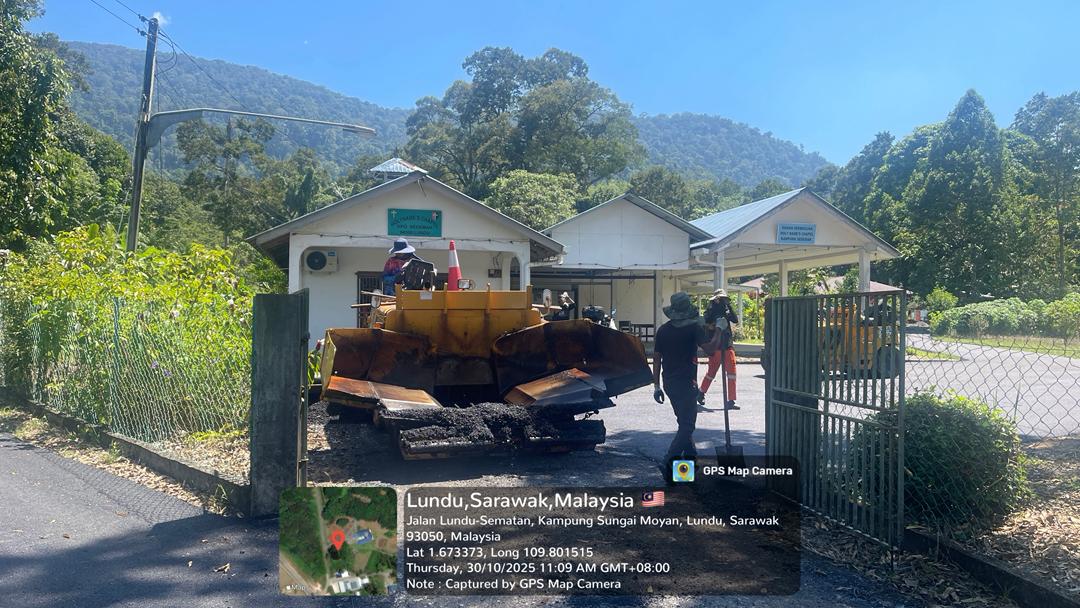 Menaik taraf jalan dalam kampung