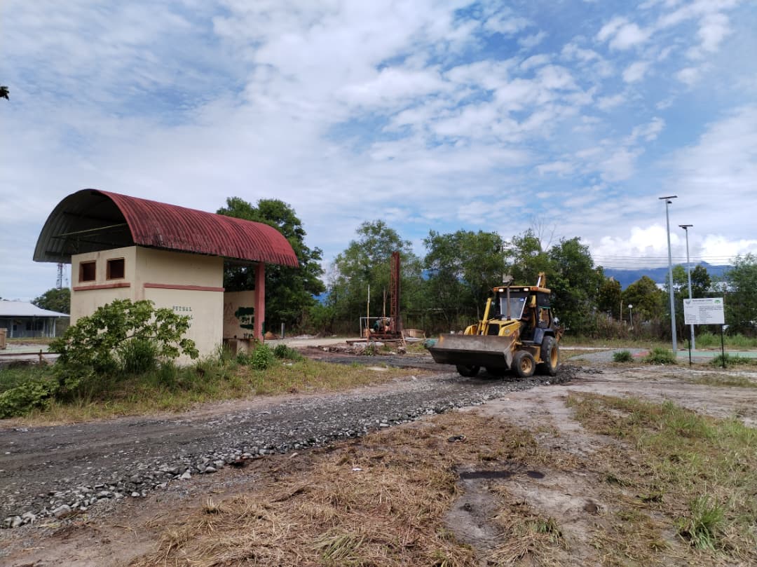 Menaik taraf Padang Futsal KBS 